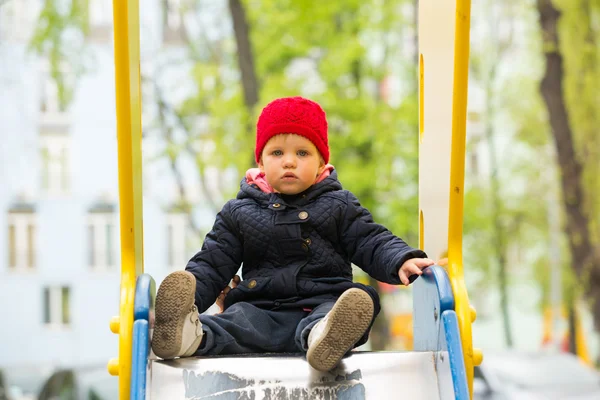 Vacker liten flicka i parken — Stockfoto