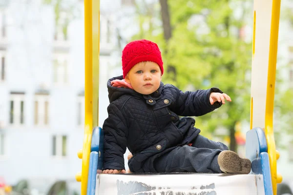 Vacker liten flicka i parken — Stockfoto