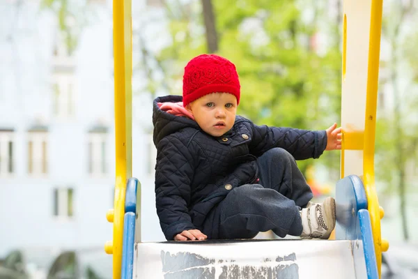 Güzel küçük bir kız parkta — Stok fotoğraf