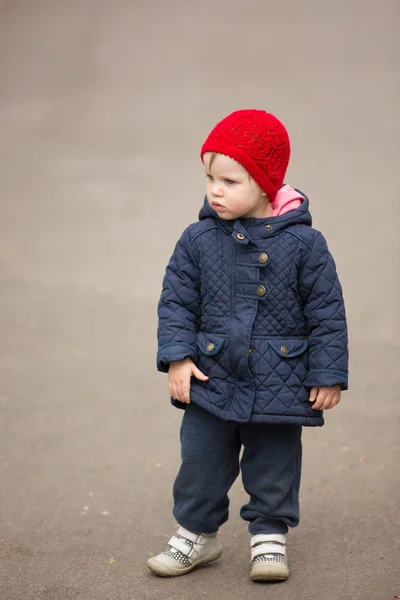 Liten flicka på en park gränd — Stockfoto