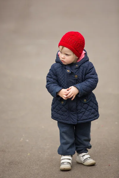 Kleines Mädchen auf einer Parkallee — Stockfoto