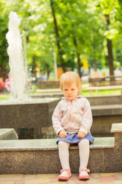 parkta oynayan genç neşeli bebek