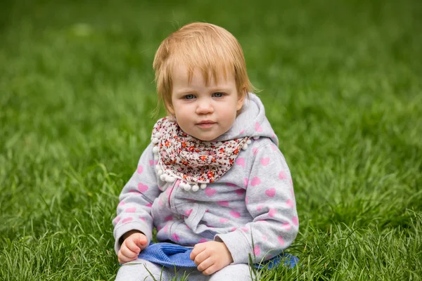 Jonge schattige vrolijke baby spelen in park — Stockfoto