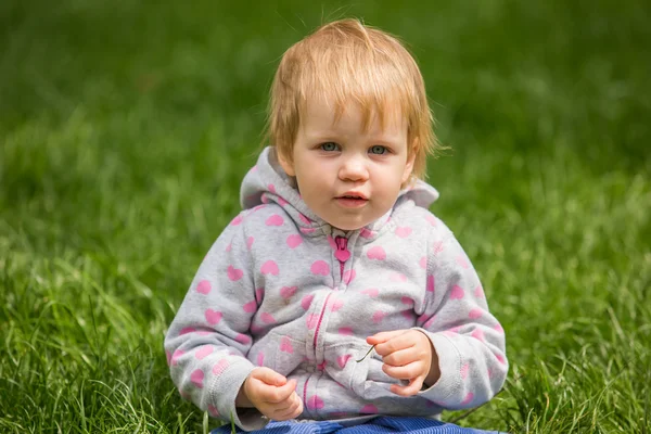 公園で遊んでいる若いかわいい陽気な赤ちゃん — ストック写真
