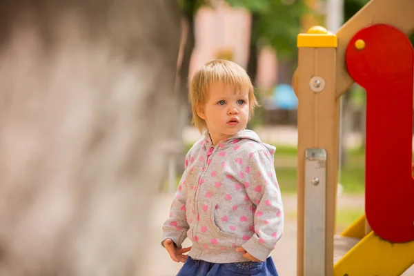 公園で遊んでいる若いかわいい陽気な赤ちゃん — ストック写真