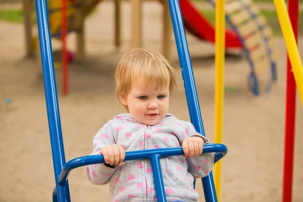Молодой очаровательный веселый ребенок играет в парке — стоковое фото