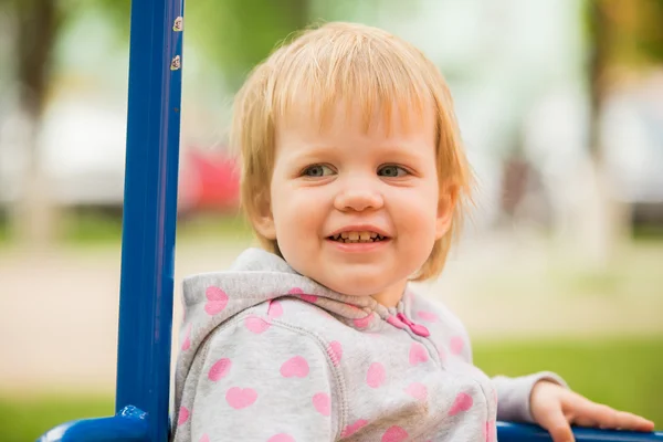 Mladí roztomilé veselé dítě hraje v parku — Stock fotografie
