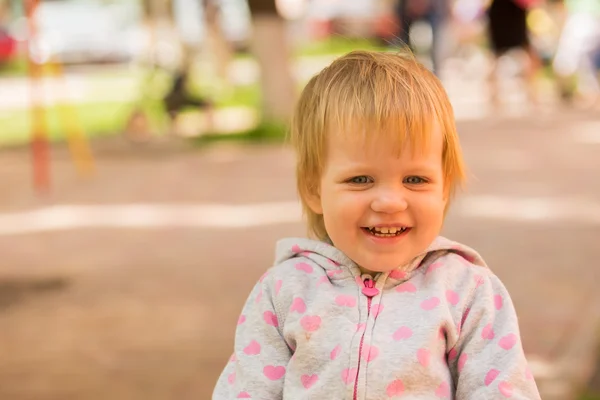 Jovem adorável alegre bebê brincando no parque — Fotografia de Stock
