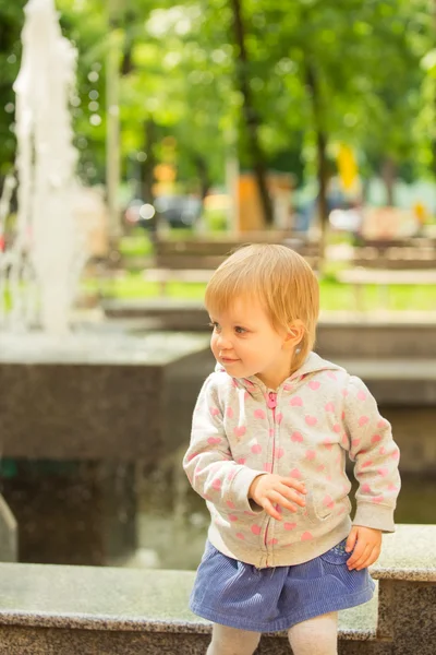 Μικρά χαρούμενα αξιολάτρευτο μωρό που παίζει στο πάρκο — Φωτογραφία Αρχείου