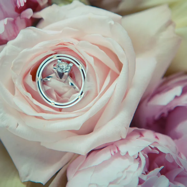 Wedding rings and beautiful flowers. — Stock Photo, Image