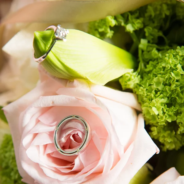 Vigselringar och vackra blommor. — Stockfoto