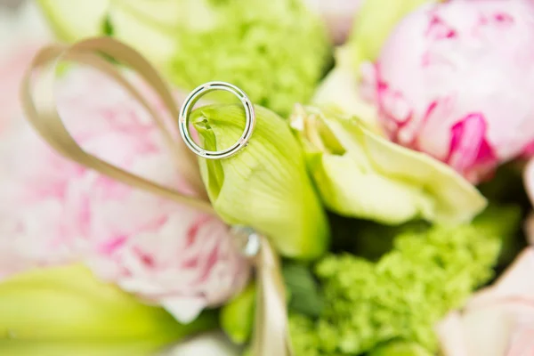 Jegygyűrű és a szép virágok. — Stock Fotó