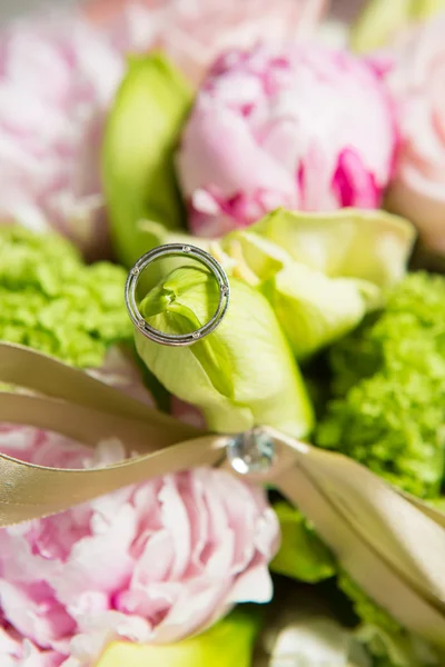 结婚戒指和美丽的花朵. — 图库照片