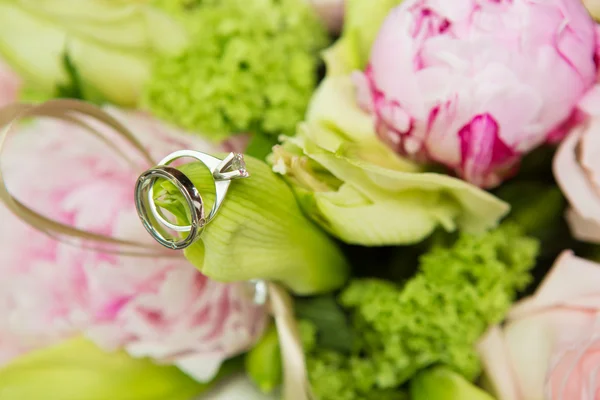 结婚戒指和美丽的花朵. — 图库照片