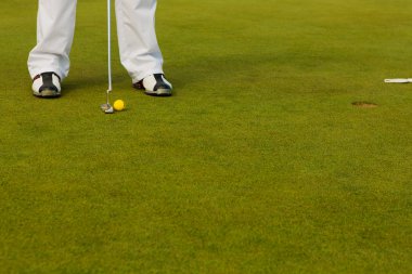 Golf oynuyor. Golf Kulübü ve topu. atış hazırlanıyor