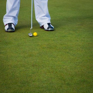Golf oynuyor. Golf Kulübü ve topu. atış hazırlanıyor