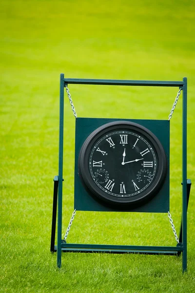 Yeşil bahar Vadisi üzerinde bac ile golf sahası üstünde açık saat