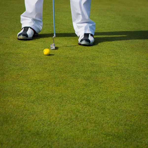 ゴルフをすること。ゴルフクラブとボール。撮影の準備 — ストック写真