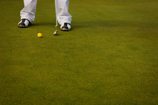 ゴルフをすること。ゴルフクラブとボール。撮影の準備 — ストック写真