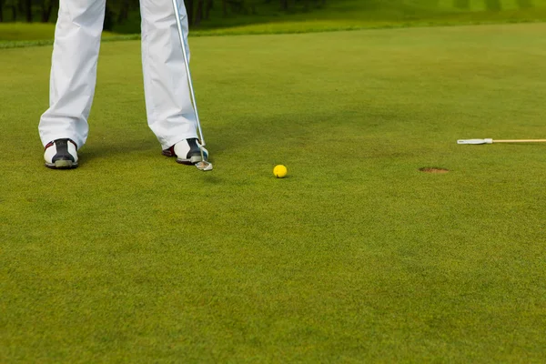 A jogar golfe. Clube de golfe e bola. Preparação para disparar — Fotografia de Stock