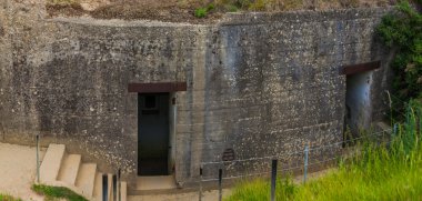 Eski kırık Alman sığınaklar pointe du geçici olarak Atlantik duvarı. Wes