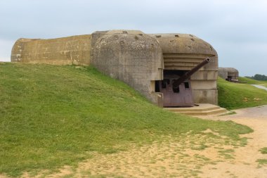 Eski kırık Alman sığınaklar Atlantik duvarı ve topçu batarya