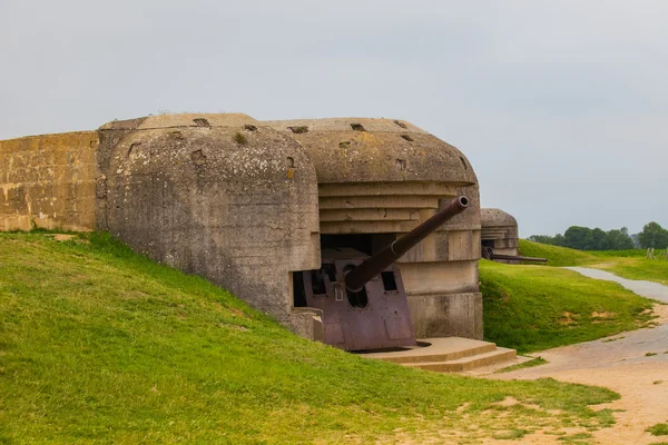 Velhos bunkers alemães quebrados de parede atlântica e bateria de artilharia — Fotografia de Stock