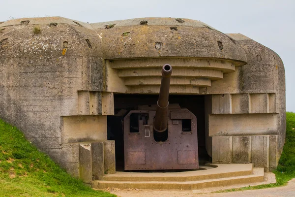 Velhos bunkers alemães quebrados de parede atlântica e bateria de artilharia — Fotografia de Stock