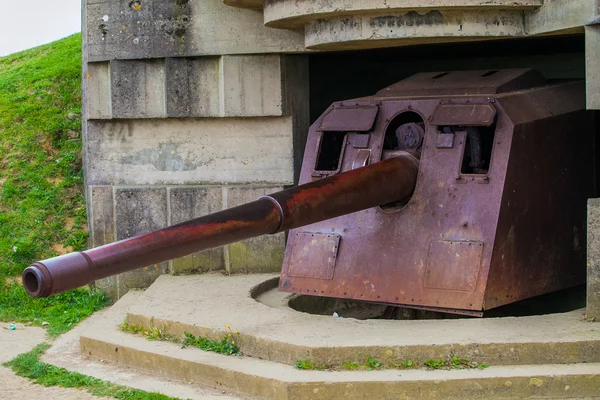 Old broken German bunkers of Atlantic Wall and artillery battery — Stock Photo, Image