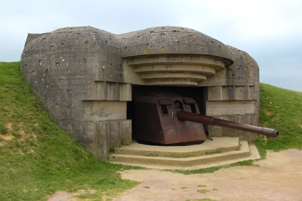 Vieux bunkers allemands cassés du mur de l'Atlantique et batterie d'artillerie — Photo