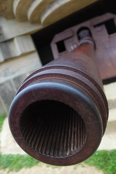 Velhos bunkers alemães quebrados de parede atlântica e bateria de artilharia — Fotografia de Stock