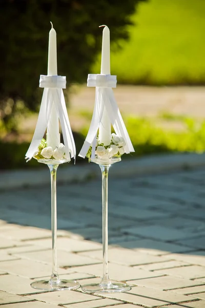 Candele da sposa bianche con splendidi fiori luminosi, isolati — Foto Stock