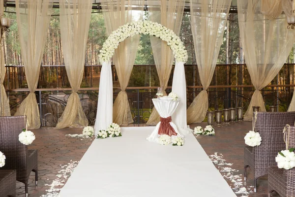 Hermoso arco de bodas con rosas en el restaurante — Foto de Stock