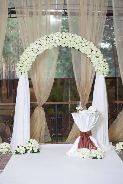 Bellissimo arco nuziale con rose nel ristorante — Foto Stock