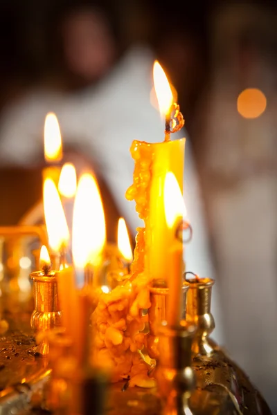 Желтые церковные свечи. оригинальный фон — стоковое фото