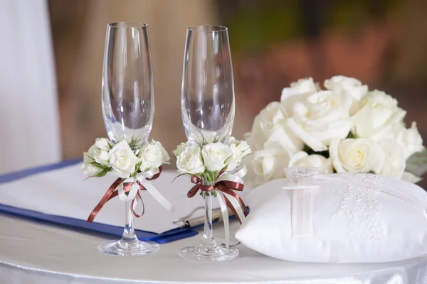 Par de gafas de vino de boda en la mesa — Foto de Stock