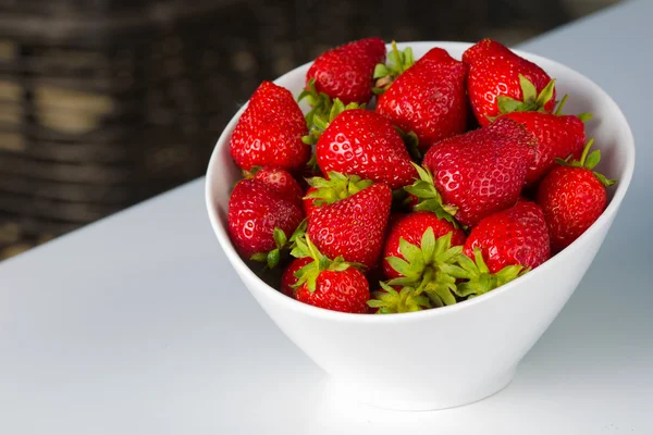 Schüssel gefüllt mit saftigen frischen reifen roten Erdbeeren — Stockfoto