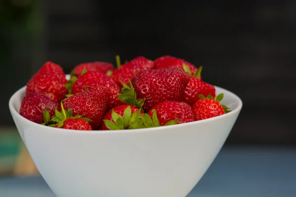 Schüssel gefüllt mit saftigen frischen reifen roten Erdbeeren — Stockfoto
