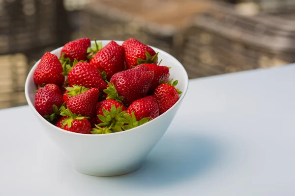 Skål fylld med saftiga saftiga färska mogna röda jordgubbar — Stockfoto