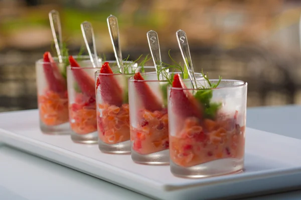 Fresh salad with shrimps, salmon, avocado and strawberries — Stock Photo, Image