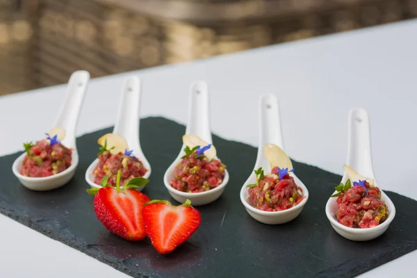 Carpaccio de carne com abacate. Catering — Fotografia de Stock