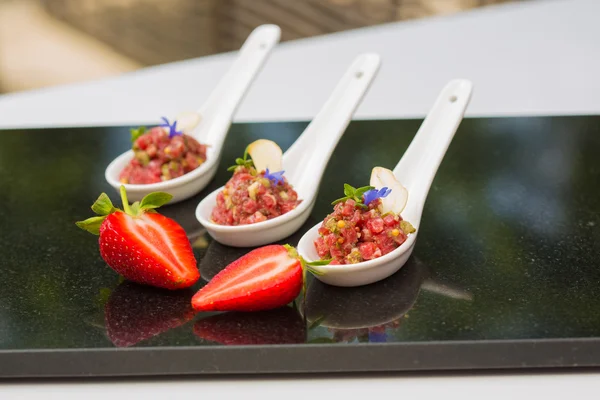 Carpaccio de carne com abacate. Catering — Fotografia de Stock