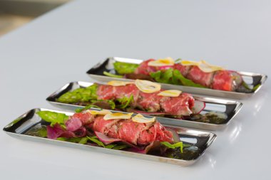 Dana carpaccio salata yaprakları ve vegetabales. lezzetli appetize