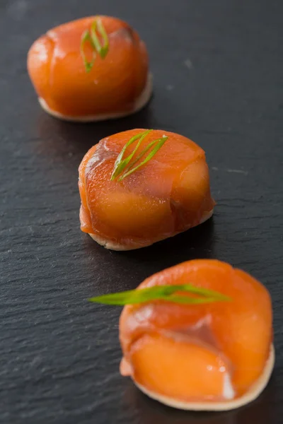 Canapés au saumon fumé et fromage à la crème — Photo