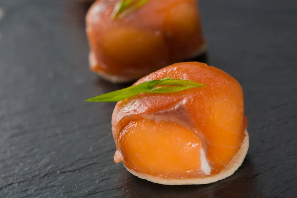 Canapés com salmão defumado e queijo creme — Fotografia de Stock