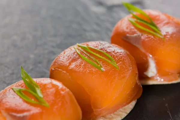 Canapés com salmão defumado e queijo creme — Fotografia de Stock