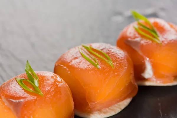 Canapés com salmão defumado e queijo creme — Fotografia de Stock