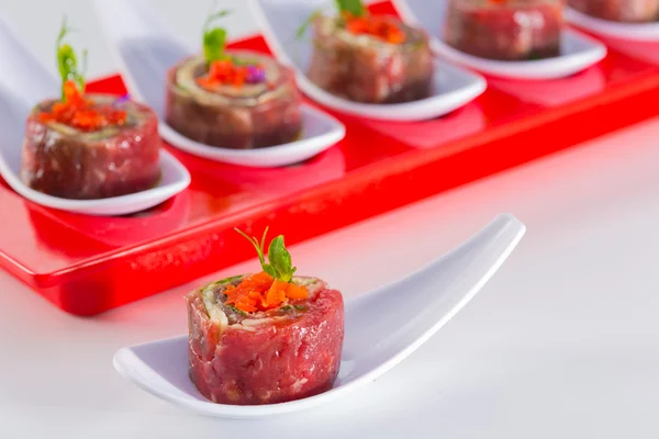 Aperitivo saboroso. Carpaccio de carne com folhas de salada e vegetabala — Fotografia de Stock