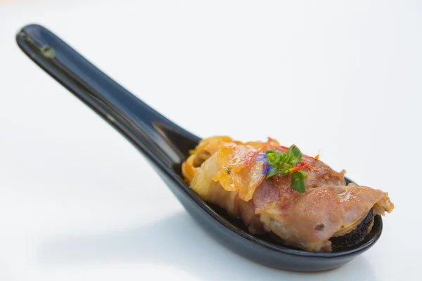 勺子与海鲜小吃-宴会菜 — 图库照片