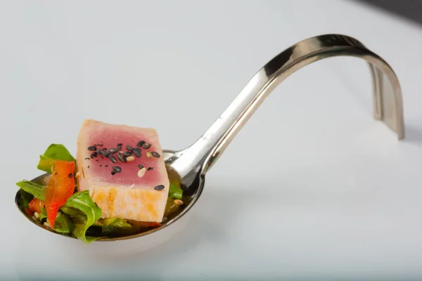 Deliziosi antipasti di pesce - piatto di ristorazione . — Foto Stock